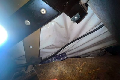 У вантажівці на "Ягодині" знайшли приховані цигарки У вантажівці на "Ягодині" знайшли приховані цигарки