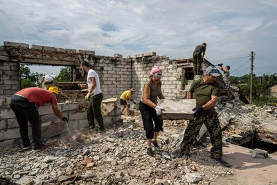 волонтери допомагають відновити зруйнований обстрілами будинок на Чернігівщині волонтери допомагають відновити зруйнований обстрілами будинок на Чернігівщині