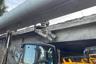 Рух транспорту перекрили: у Києві обвалилася частина шляхопроводу Рух транспорту перекрили: у Києві обвалилася частина шляхопроводу