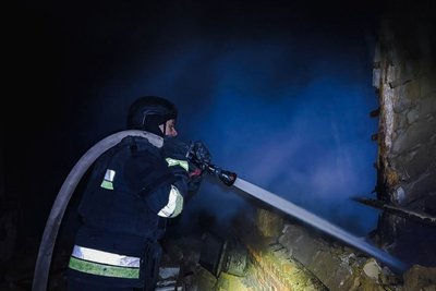 Рятувальник гасить пожежу, яка зайнялася через атаку російських безпілотників у Плоскому Великобурлуцької громади Рятувальник гасить пожежу, яка зайнялася через атаку російських безпілотників у Плоскому Великобурлуцької громади