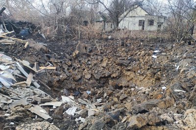 Вирва на місці ракетного удару по будинку, де поранений 6-місячний хлопчик, Покровськ, Донецька область, 30 листопада 2023 рік Вирва на місці ракетного удару по будинку, де поранений 6-місячний хлопчик, Покровськ, Донецька область, 30 листопада 2023 рік
