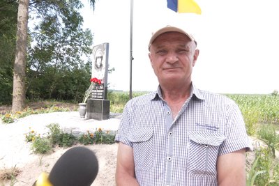 Жителі села на Житомирщині розповіли, як встановлювали пам'ятник полеглому асу Степану Тарабалці Жителі села на Житомирщині розповіли, як встановлювали пам'ятник полеглому асу Степану Тарабалці