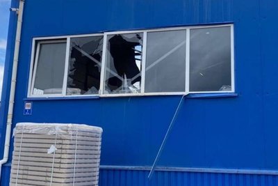 Розбите вікно після атаки російського дрона на харчове підприємство у Богодухові, 1 травня 2026 року