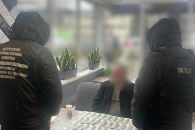 У Харкові затримали чоловіка, який, ймовірно, за чотири тисячі доларів обіцяв знайомому "вирішити питання" з ТЦК У Харкові затримали чоловіка, який, ймовірно, за чотири тисячі доларів обіцяв знайомому "вирішити питання" з ТЦК