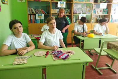 Діти тчуть килими на ткацьких верстатах: як у школі на Житомирщині відтворюють давнє ремесло Діти тчуть килими на ткацьких верстатах: як у школі на Житомирщині відтворюють давнє ремесло