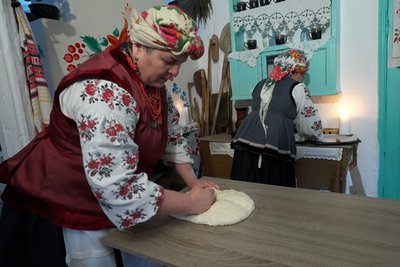 Жителька Житомирщини випікає хліб за сімейним рецептом Жителька Житомирщини випікає хліб за сімейним рецептом