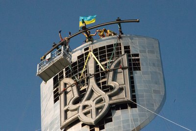 Тризуб на щиті монумента "Батьківщини-мати" у Києві