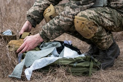 Військові відпрацьовують надання першої допомоги в бойових умовах Військові відпрацьовують надання першої допомоги в бойових умовах