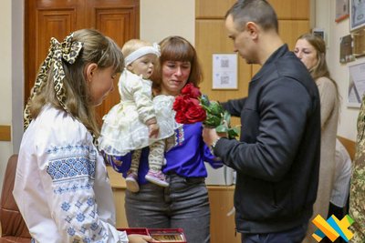 У Житомирі рідним загиблих захисників вручили державні нагороди У Житомирі рідним загиблих захисників вручили державні нагороди