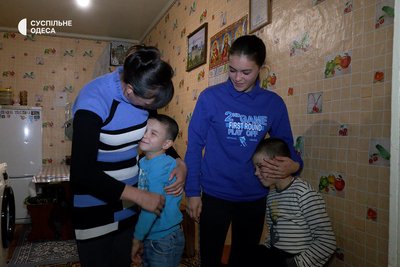 Родина з Одещини чекає з фронту зниклого безвісти батька Родина з Одещини чекає з фронту зниклого безвісти батька
