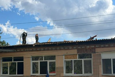 Росіяни атакували підприємство у Чугуєві: на місці зайнялася пожежа Росіяни атакували підприємство у Чугуєві: на місці зайнялася пожежа