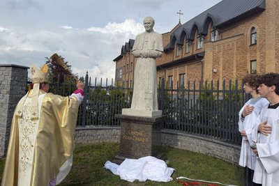 У Житомирі освятили пам’ятник Іоанну Павлу ІІ: монумент відкрили до дня народження понтифіка У Житомирі освятили пам’ятник Іоанну Павлу ІІ: монумент відкрили до дня народження понтифіка