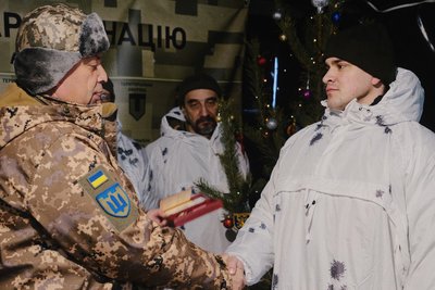 Максим Девізоров отримує орден Максим Девізоров отримує орден