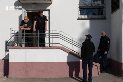 рятувальники на ґанку пожежної частини у Харкові