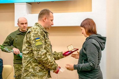 На Одещині сім'ї загиблого прикордонника вручили орден посмертно На Одещині сім'ї загиблого прикордонника вручили орден посмертно
