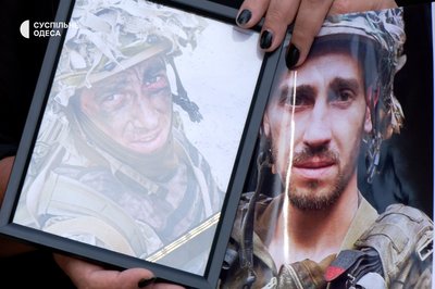 "Їм нічого не вистачає": в Одесі матері загиблих військових мітингували проти розтрат бюджету "Їм нічого не вистачає": в Одесі матері загиблих військових мітингували проти розтрат бюджету