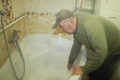 Вибиті вікна, двері, пошкоджені стіни: в одній із громад Житомирщині усувають наслідки атаки армії РФ Вибиті вікна, двері, пошкоджені стіни: в одній із громад Житомирщині усувають наслідки атаки армії РФ