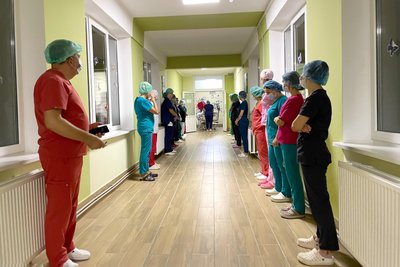 Медики віддають шану 15-річному юнакові, який стане донором для п'ятьох людей Медики віддають шану 15-річному юнакові, який стане донором для п'ятьох людей