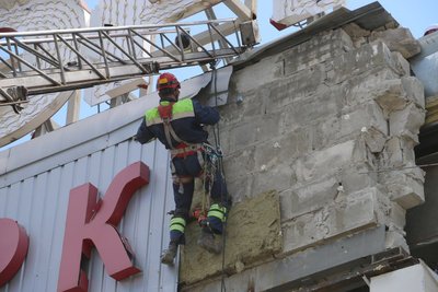 Робота рятувальника на розборах завалів у Харкові Робота рятувальника на розборах завалів у Харкові