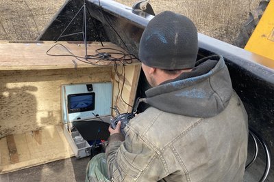 У деокупованому Граковому трактор на радіоуправлінні прибирає заміновані поля У деокупованому Граковому трактор на радіоуправлінні прибирає заміновані поля