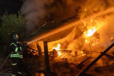 Рятувальник гасить пожежу, яка зайнялся після влучання реактивного безпілотника в Основ'янському районі Харкова вночі 23 серпня 2026 року Рятувальник гасить пожежу, яка зайнялся після влучання реактивного безпілотника в Основ'янському районі Харкова вночі 23 серпня 2026 року