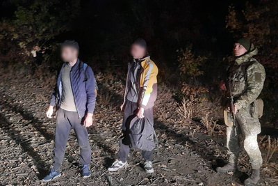 Намагались потрапити до Молдови через "зелений кордон": прикордонники затримали чотирьох жителів Одещини Намагались потрапити до Молдови через "зелений кордон": прикордонники затримали чотирьох жителів Одещини