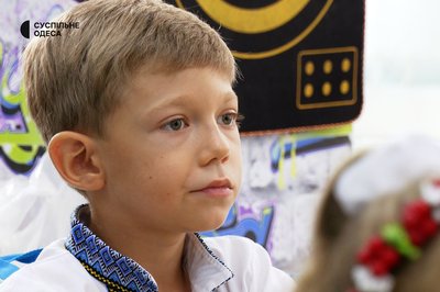 "Перше вересня без квітів": в Одесі школярі та батьки долучилися до акції на підтримку ЗСУ "Перше вересня без квітів": в Одесі школярі та батьки долучилися до акції на підтримку ЗСУ