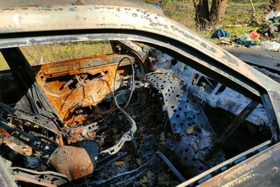 Згорілі автівки, якими росіяни намагались виїхати, знайшли на під’їзді до Лиману