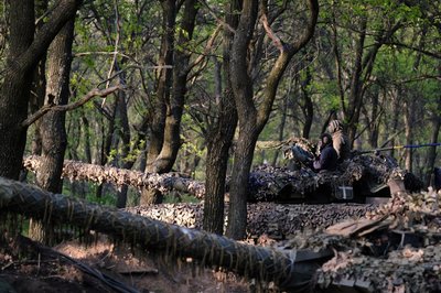 Бійці тактичної групи "Адам" їдуть на танку Т-64 Бійці тактичної групи "Адам" їдуть на танку Т-64