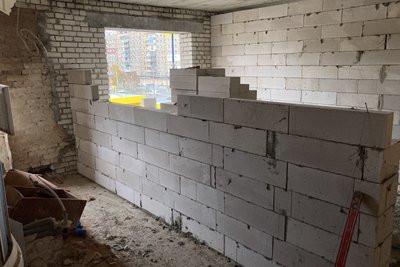 Будинок у Харкові після обстрілу Будинок у Харкові після обстрілу