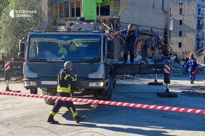 Рятувальники на місці ракетного удару по Покровську 7 серпня