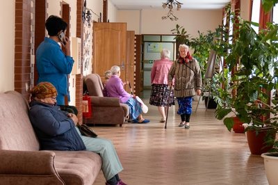 Створюють нові сім'ї та будують плани на майбутнє: як живуть підопічні геріатричного пансіонату у Луцьку Створюють нові сім'ї та будують плани на майбутнє: як живуть підопічні геріатричного пансіонату у Луцьку