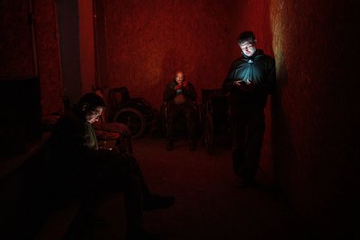 Медики відпочивають в укритті стабілізаційного пункту поблизу Бахмута, 5 травня 2023 року