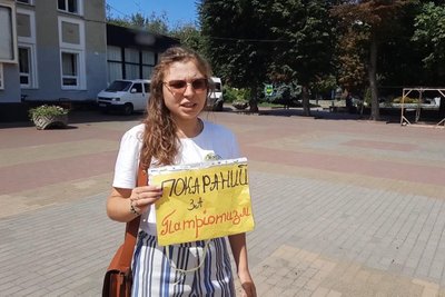 "Вони майже не виходять з "передової": у Хмельницькому знову відбувся пікет "За чіткі терміни служби" "Вони майже не виходять з "передової": у Хмельницькому знову відбувся пікет "За чіткі терміни служби"