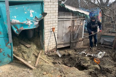 У Слатиному дістають ФАБ-500, яка не розірвалася 6 березня 2025 року У Слатиному дістають ФАБ-500, яка не розірвалася 6 березня 2025 року