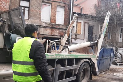 Пошкоджені обстрілами меблі та розбиті вікна у Харкові викидають у спецконтейнери Пошкоджені обстрілами меблі та розбиті вікна у Харкові викидають у спецконтейнери