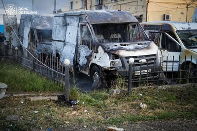 На Одещині через ракетну атаку виникла пожежа на СТО та загорілися автівки На Одещині через ракетну атаку виникла пожежа на СТО та загорілися автівки