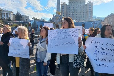 У Києві родини військових зібралися на мітинг з вимогою демобілізації У Києві родини військових зібралися на мітинг з вимогою демобілізації