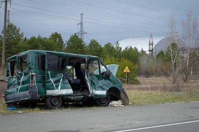 Розбитий російський автомобіль із символом російської армії біля Чорнобильської АЕС