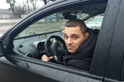 Яма на проспекті у Житомирі — місцеві жителі скаржаться на незручності, комунальники обіцяють залатати Яма на проспекті у Житомирі — місцеві жителі скаржаться на незручності, комунальники обіцяють залатати