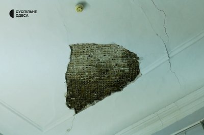 Тріщина на всю будівлю: в одеському музеї через обстріли обвалилася стеля