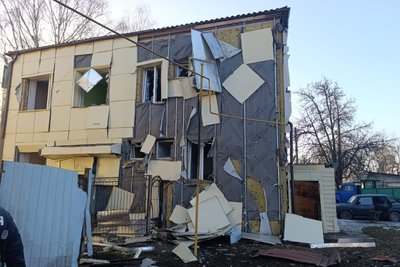 Пошкоджена внаслідок влучання безпілотників будівля у Золочеві, Харківська область, 15 березня 2026 року Пошкоджена внаслідок влучання безпілотників будівля у Золочеві, Харківська область, 15 березня 2026 року