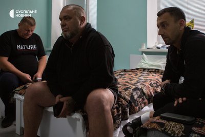 Військові сидять у палаті у відділенні психіатрії Військові сидять у палаті у відділенні психіатрії
