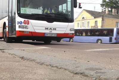 "Напливи" на дорогах у Житомирі: водії та пішоходи скаржаться — як реагують комунальники "Напливи" на дорогах у Житомирі: водії та пішоходи скаржаться — як реагують комунальники