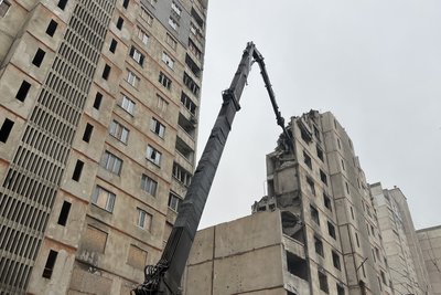 Єдиним в Україні екскаватором з 40-метровою стрілою демонтують багатоповерхівки у Харкові: у чому унікальність Єдиним в Україні екскаватором з 40-метровою стрілою демонтують багатоповерхівки у Харкові: у чому унікальність