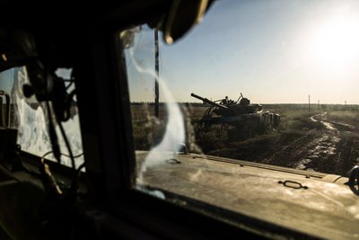 З вікна бронетехніки видно підбитий танк на передовій біля Кліщіївки З вікна бронетехніки видно підбитий танк на передовій біля Кліщіївки