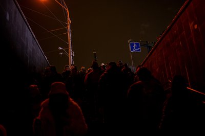 Потік людей у підземному переході біля метро Либідська