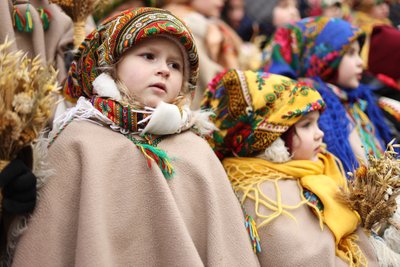Діти на церемонії встановлення різдвяного дідуха у Львові, 24 грудня 2023 року