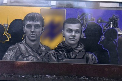 Мурал у Рівному на підтримку захисників "Азовсталі" Мурал у Рівному на підтримку захисників "Азовсталі"