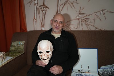 "Вкладаю в роботи своє уявлення про світ": миколаївець прикрасив стіни під'їзду у стилі різних країн "Вкладаю в роботи своє уявлення про світ": миколаївець прикрасив стіни під'їзду у стилі різних країн